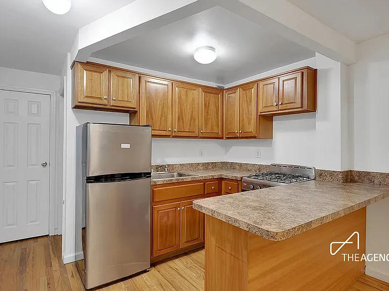 242 W 21st St #A — Photo 5