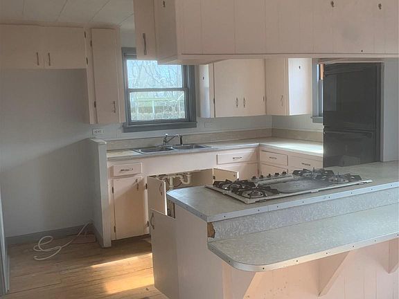 5th image of 401 Oaklawn St