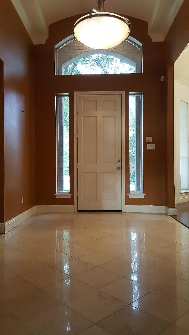 4 bed, 2525 sqft, $2,900 — Photo 2