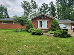21193 Knudsen Dr, Grosse Ile, MI 48138