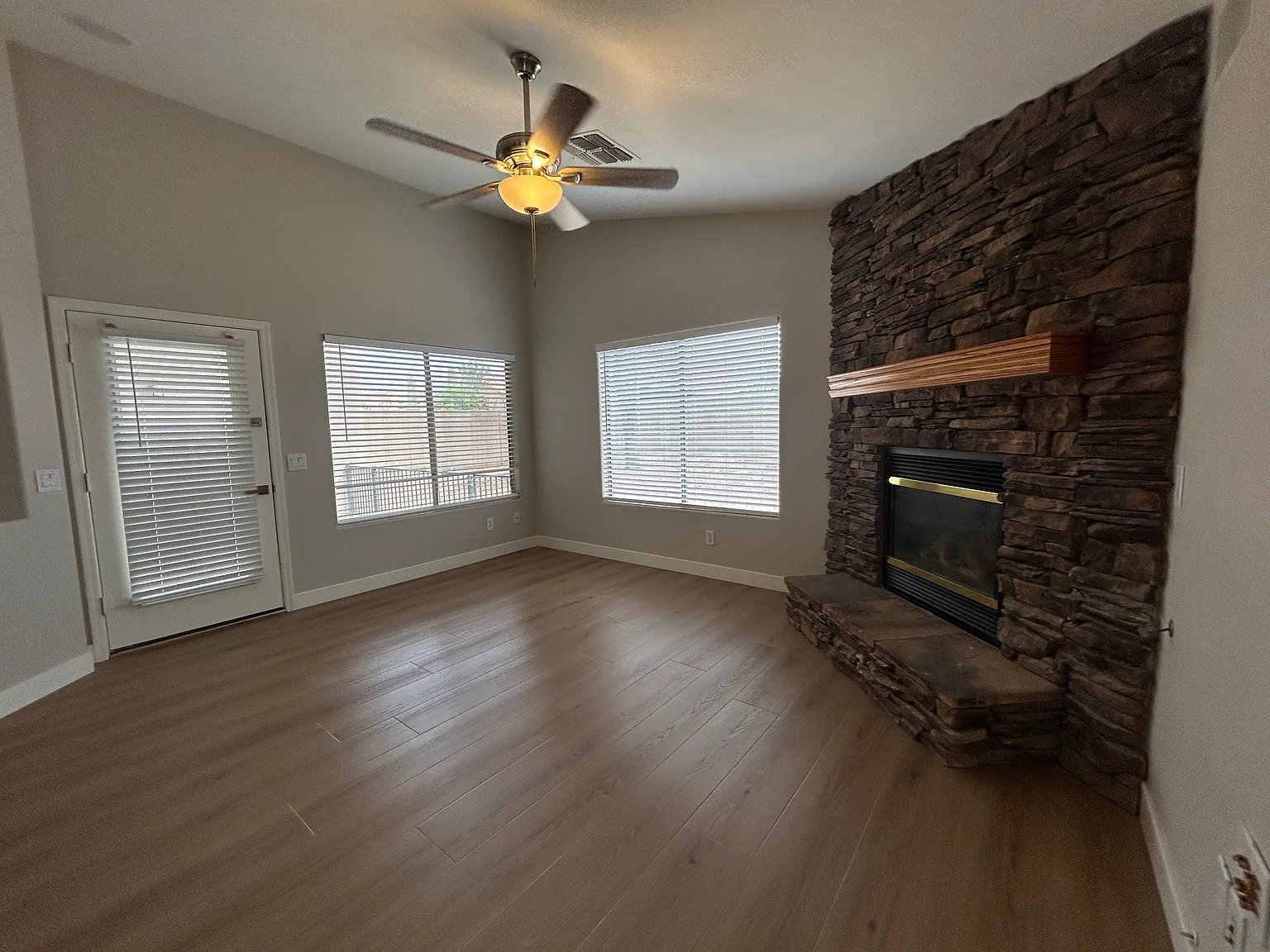 3 bed, 1937 sqft, $2,175 — Photo 3