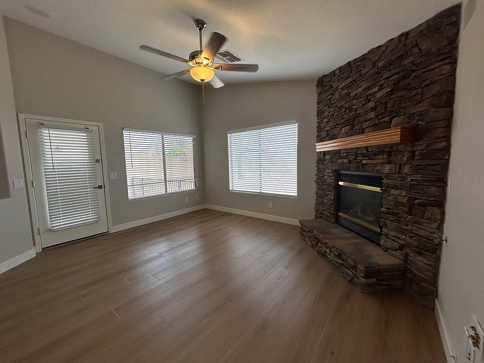434 E Chicory Pl