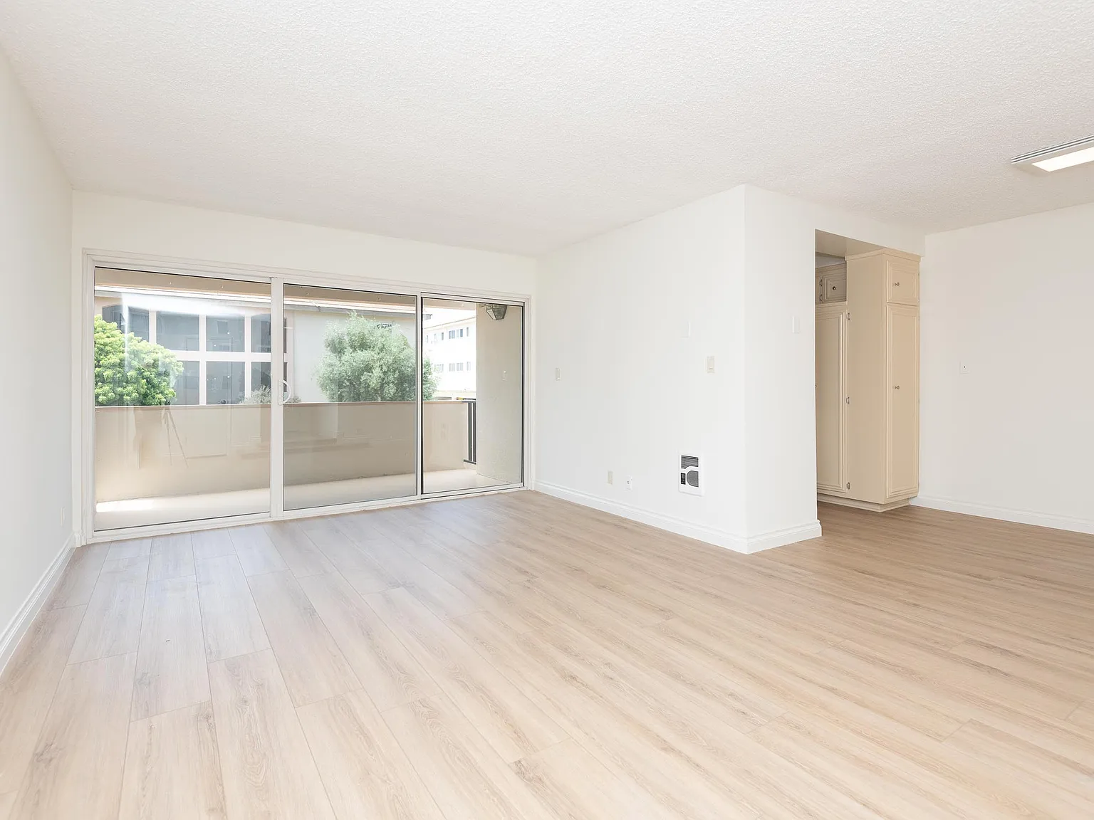 2 bed, 1025 sqft, $3,750 — Photo 2