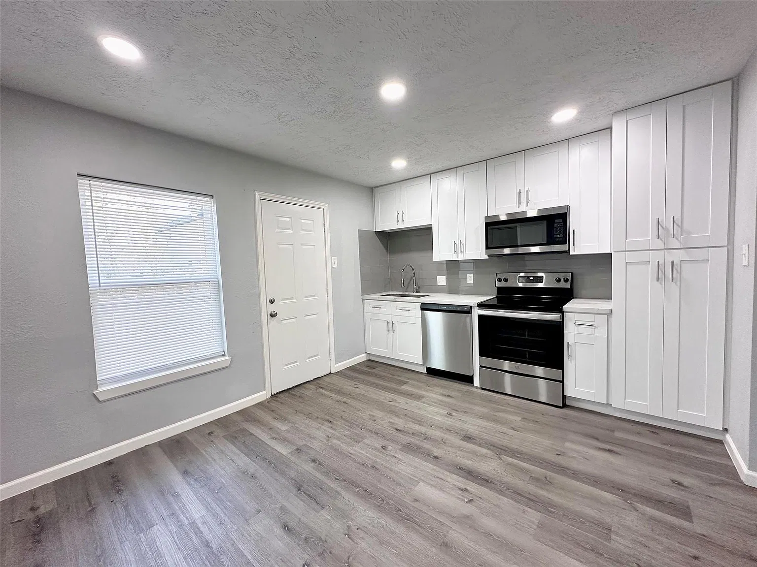 3 bed, 1.0 bath, 966 sqft, $1,295 — Photo 3