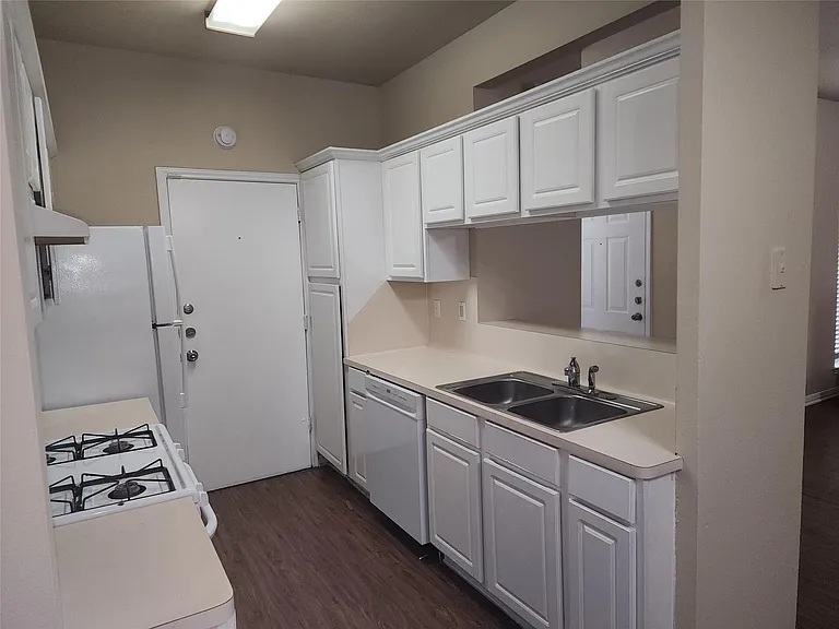 503 Gregory Ct — Photo 17