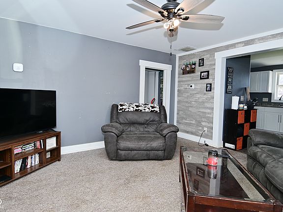 4th image of 205 E Main St