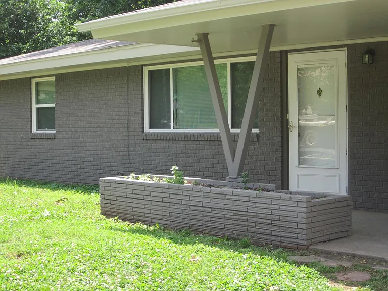 1530 Melrose Dr — Photo 2