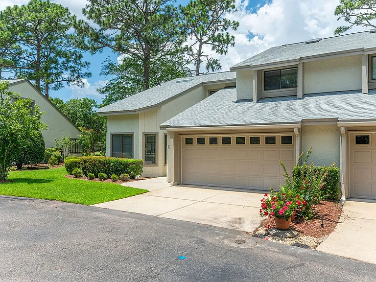 1219 Oakmont Dr — Photo 3
