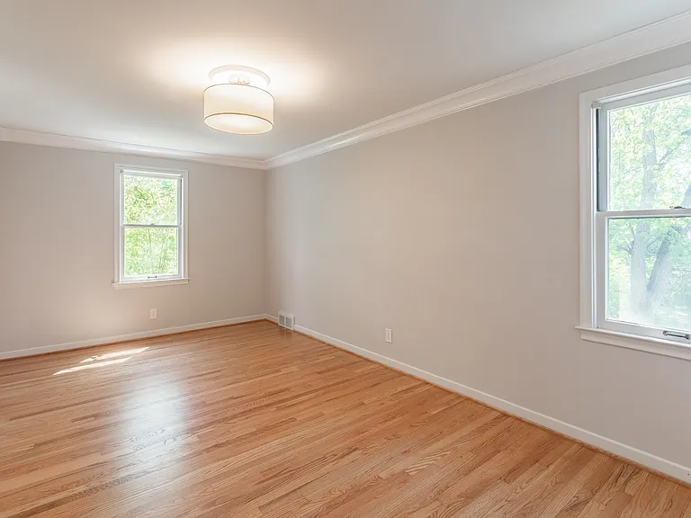 906 Putney St — Photo 30
