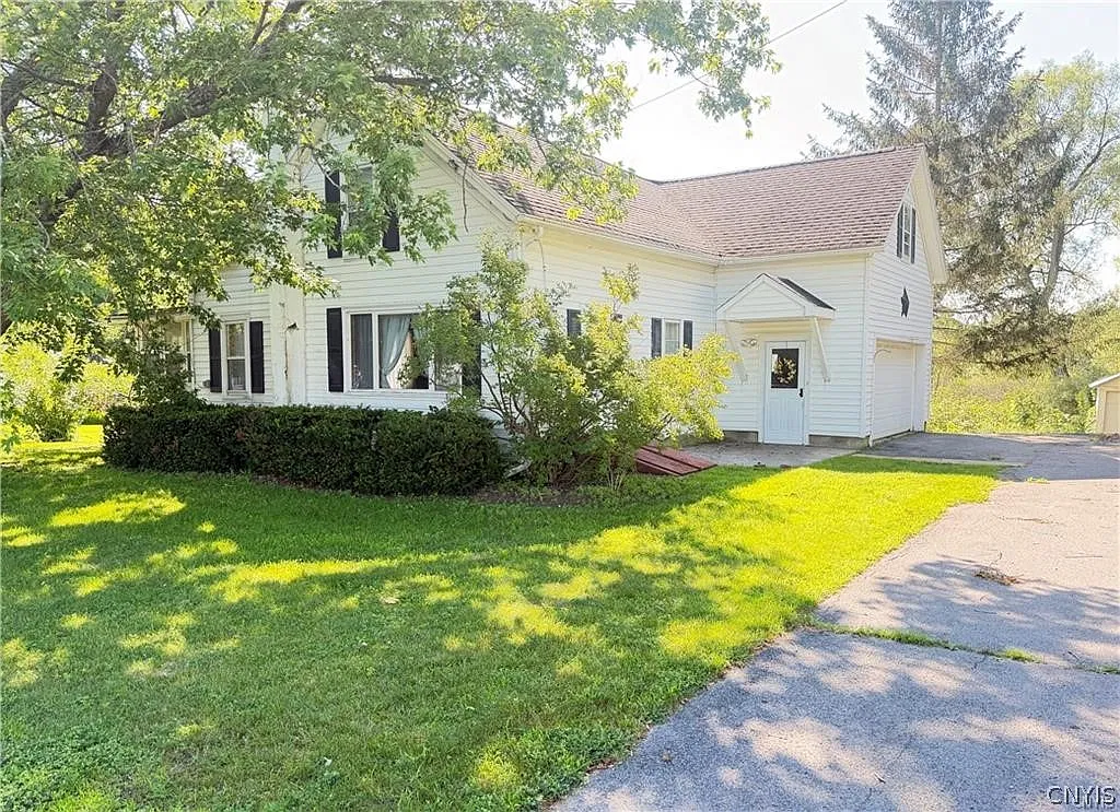 3 bed, 2.0 bath, 1601 sqft, $1,900 — Photo 1