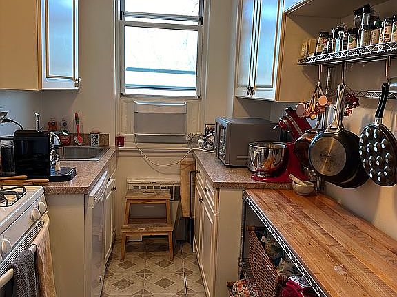 3rd image of 60 Knolls Cres APT 7L