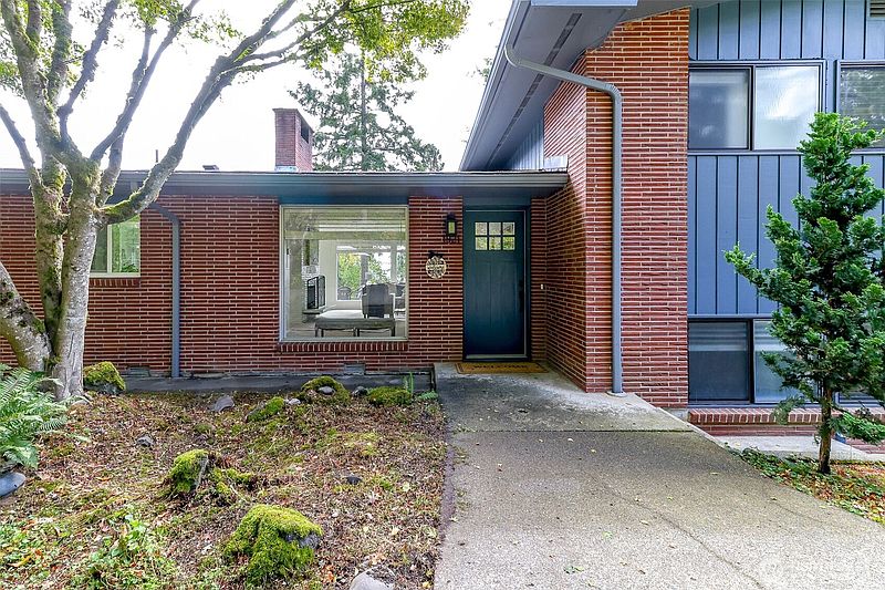 2nd image of 1921 SE Oakview Drive