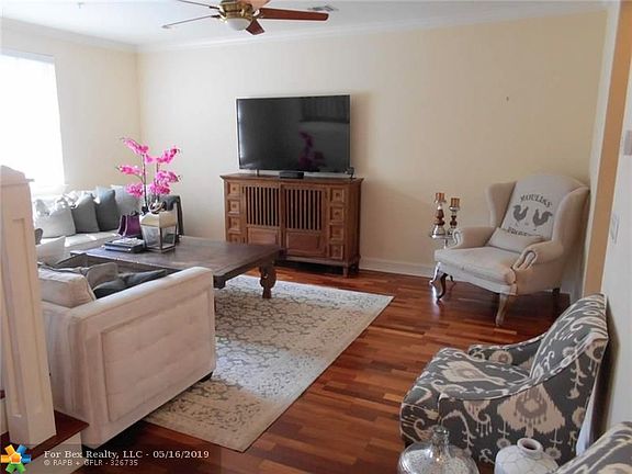5th image of 325 W Mallory Cir #325