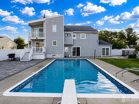 2nd image of 18 Robinhood Dr