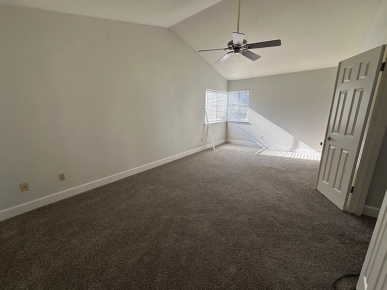 52 Elizabeth Ct — Photo 8