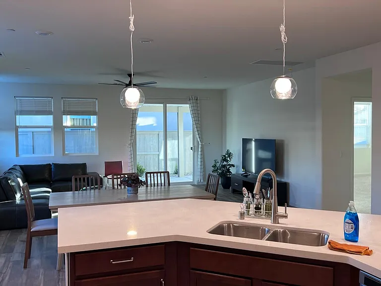 1400 Van Zee Dr — Photo 1