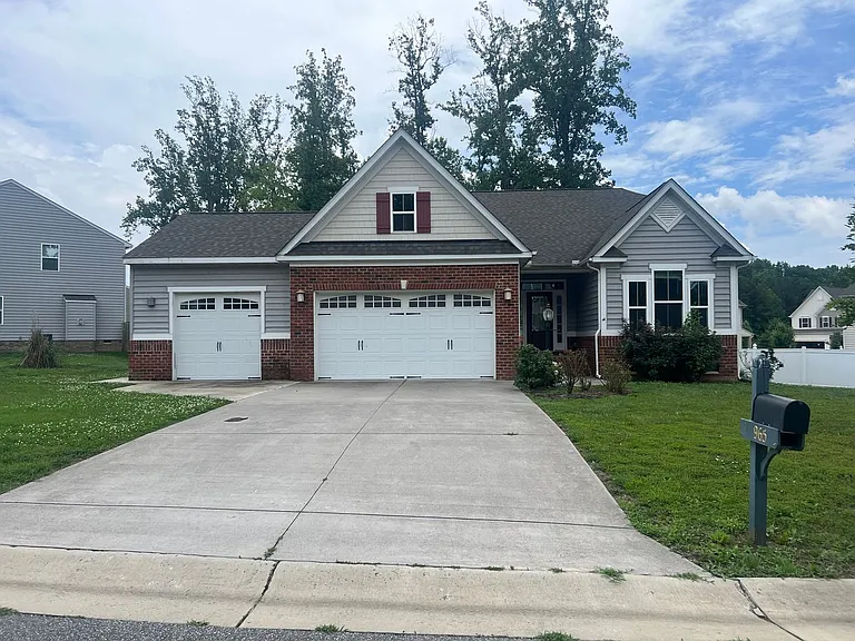 965 Eagle Pl N — Photo 1