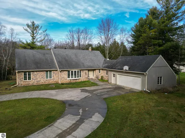 290 Cedar Dr, Mount Pleasant, MI 48858