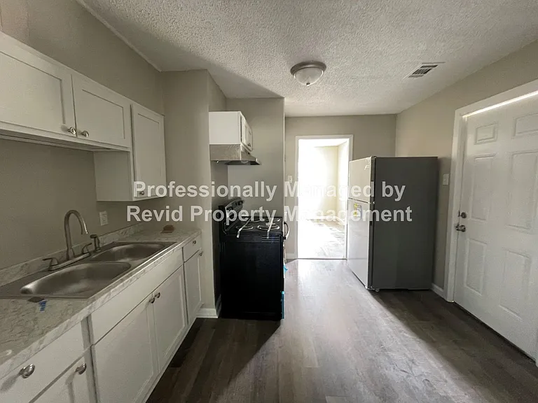 1882 E Person Ave — Photo 8