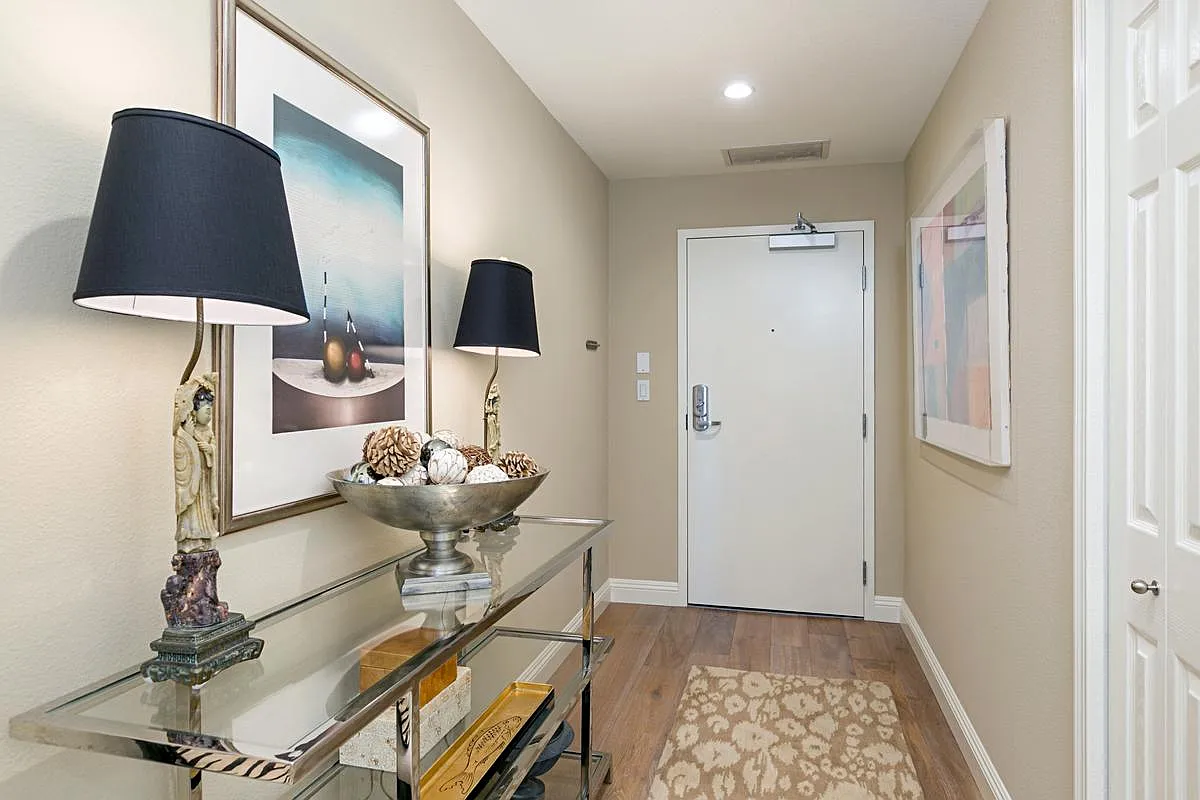 2 bed, 1079 sqft, $5,100 — Photo 2