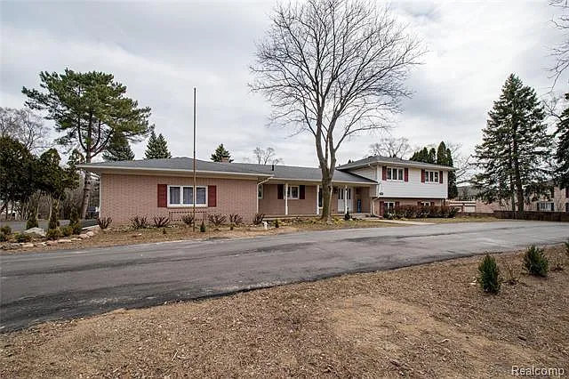 6061 Orchard Lake Rd photo 1