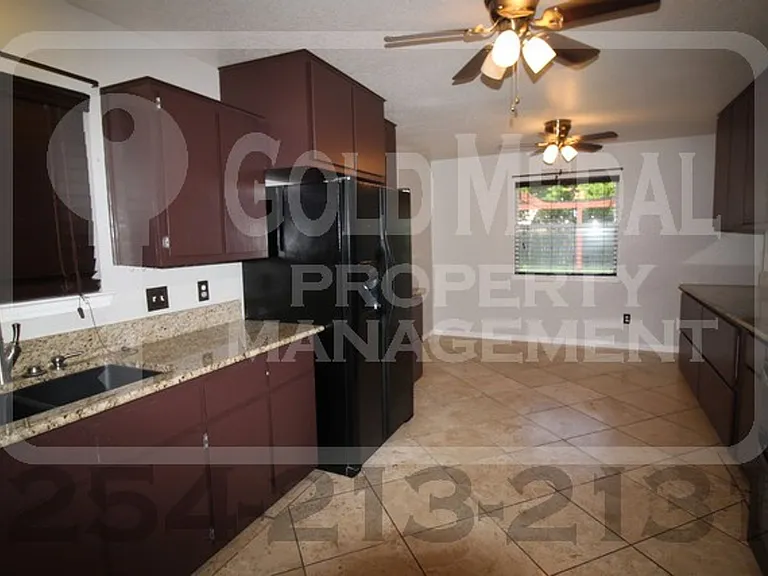 2405 Westwood Dr — Photo 3