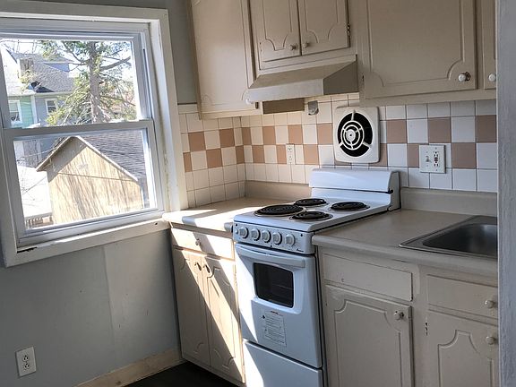 4th image of 138 Melrose Ave Floor 2