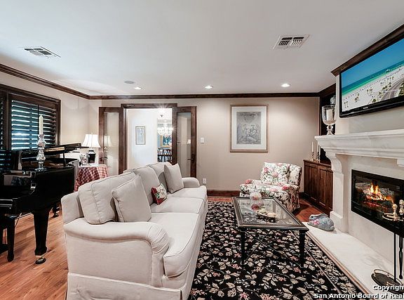 3rd image of 401 Castano Ave