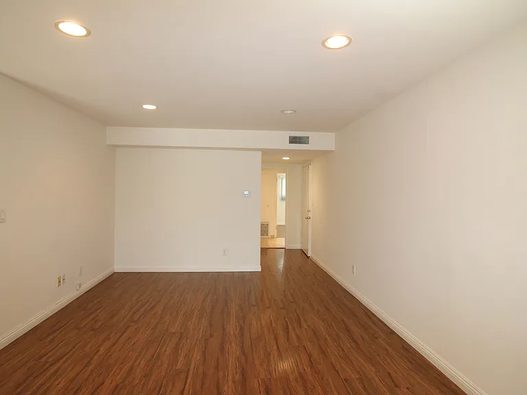 Nordhoff Apartments — Photo 8