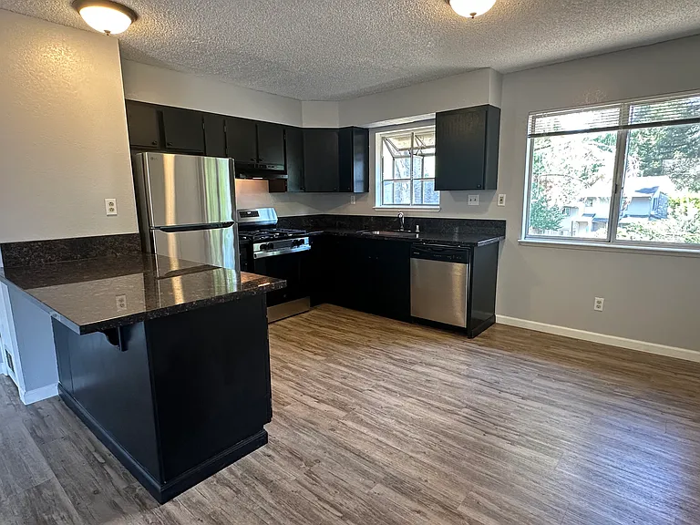 350 Pleasant St #7 — Photo 4
