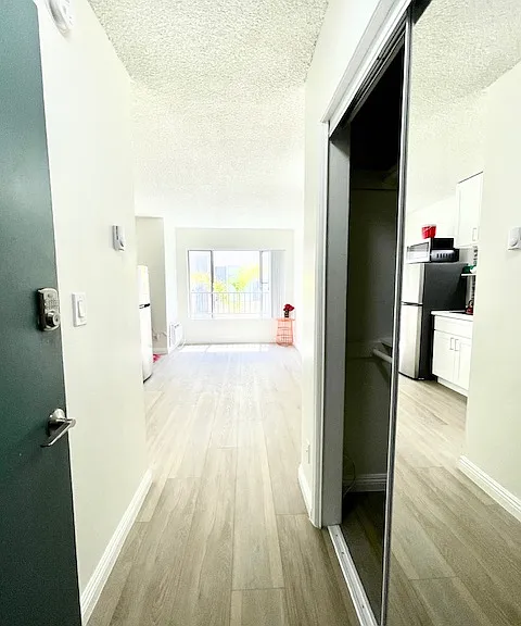 Wilshire Occidental Apts — Photo 24