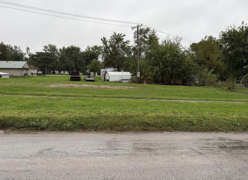 2nd image of 2102 Main St