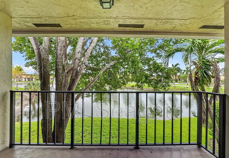 1543 Lake Crystal Dr #G — Photo 3