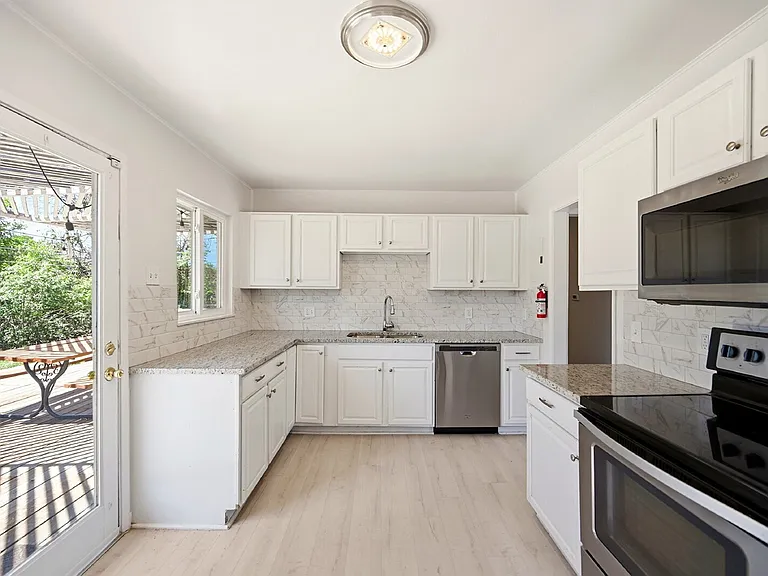 2400 Valley View Dr — Photo 8