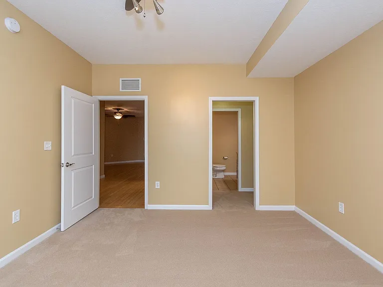 422 E Kirkwood Ave — Photo 17