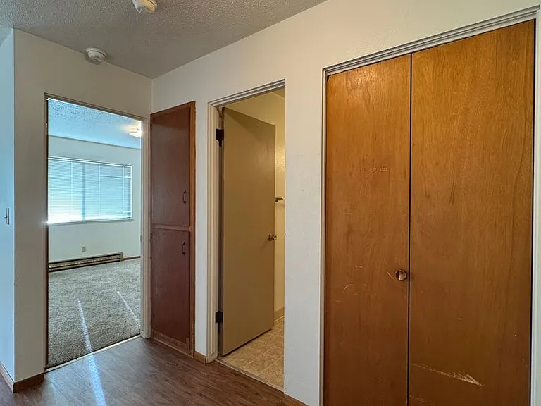 1500 Glen Dr — Photo 3