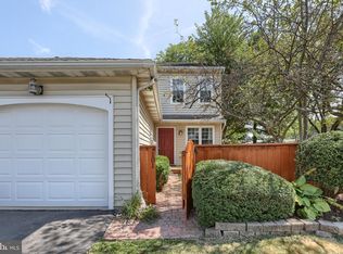 101 Treetops Dr, Lancaster, PA 17601