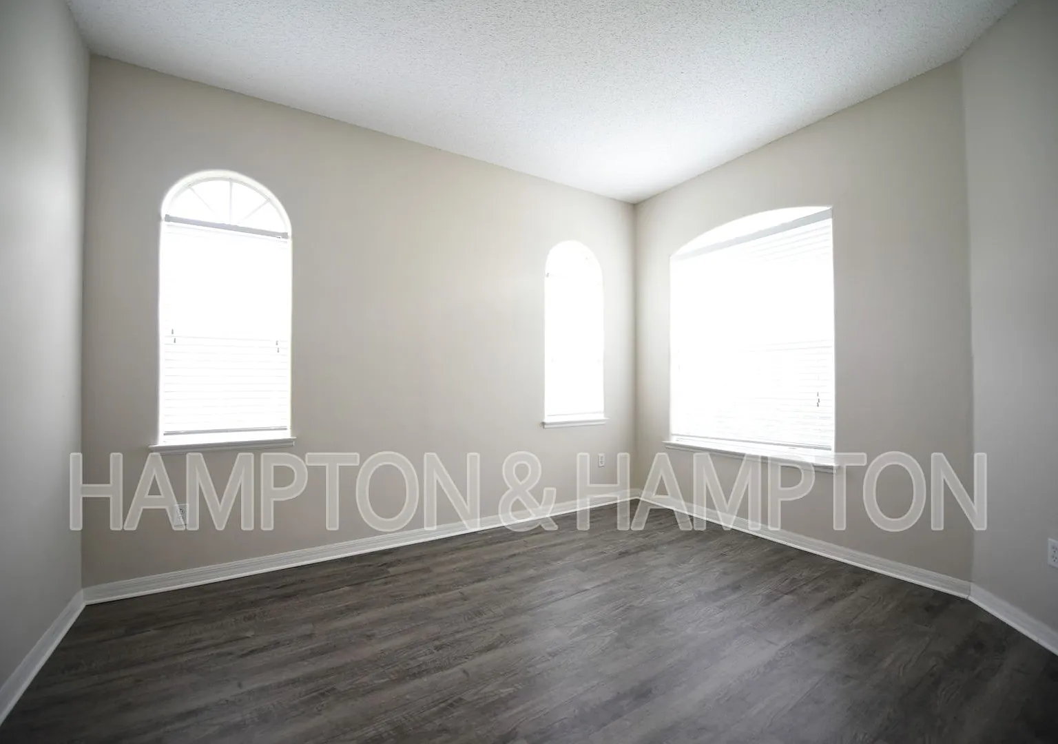 Spacious 3 Bedroom 2.5 Bath In Gated Community — Photo 2