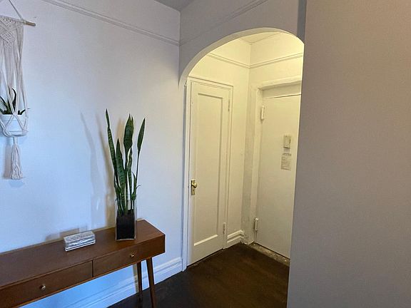 4th image of 1184 Evergreen Ave