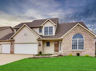 1404 Tearose Ln, Bloomington, IL 61704