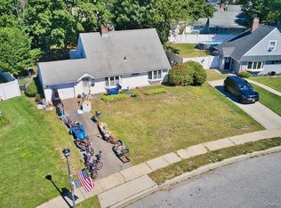 34 Ripple Ln, Levittown, NY 11756