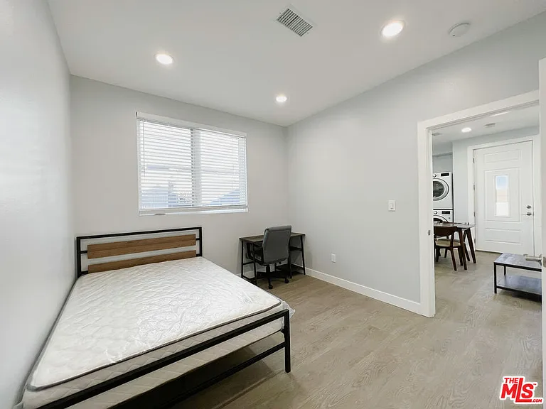 2641 S Budlong Ave #2641 — Photo 14