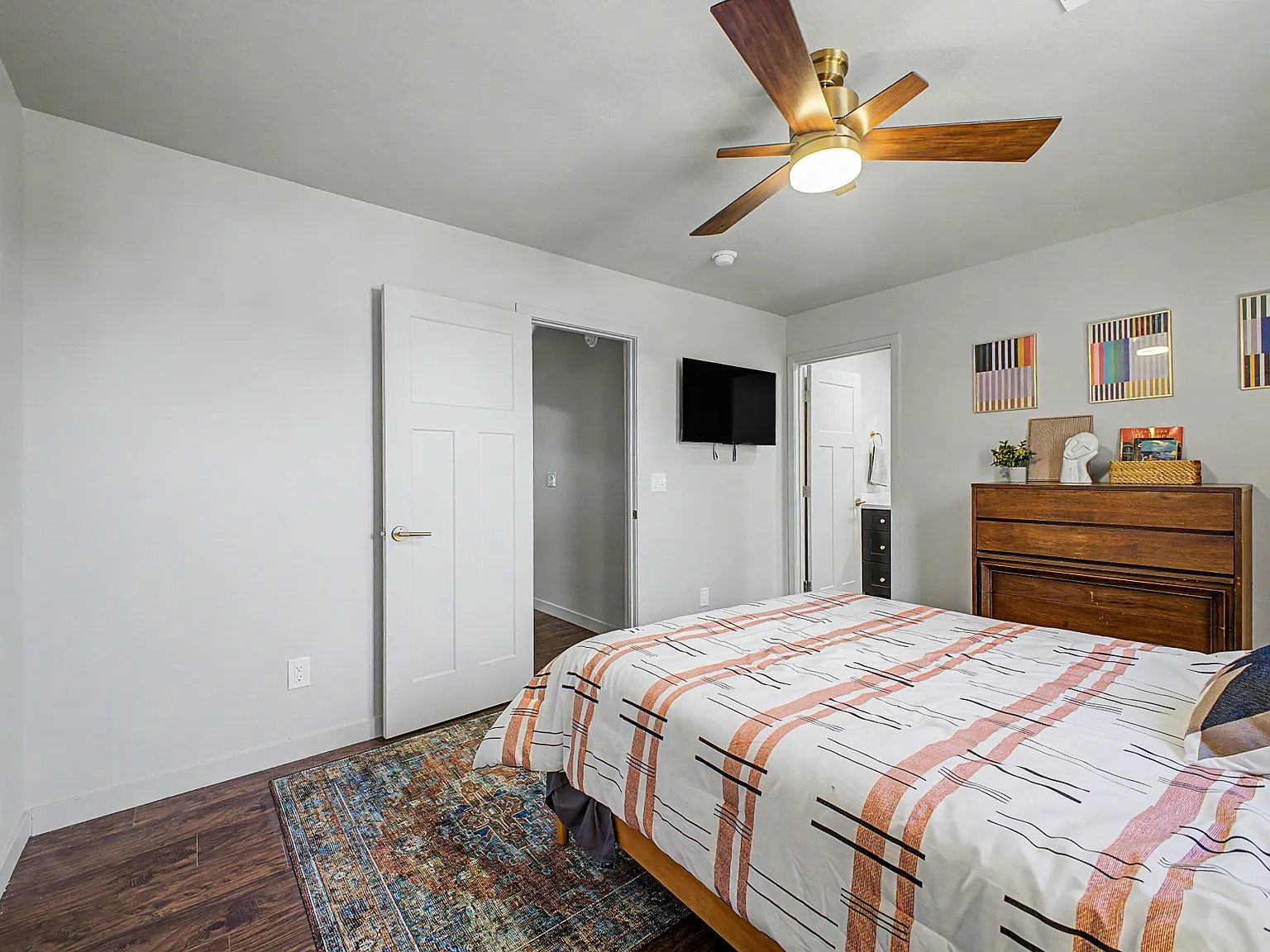 3 bed, 1000 sqft, $3,250 — Photo 2