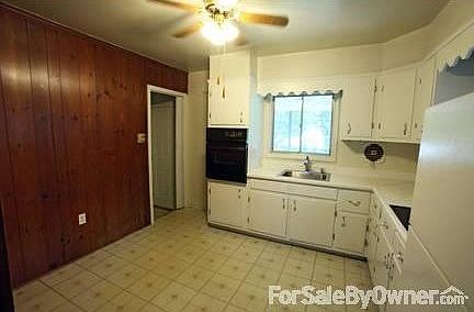 Kitchen : Eat in, wall mounted oven.