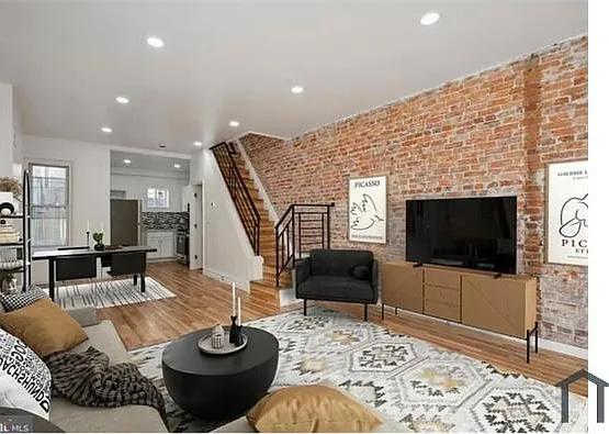 2317 S Beulah St — Photo 1