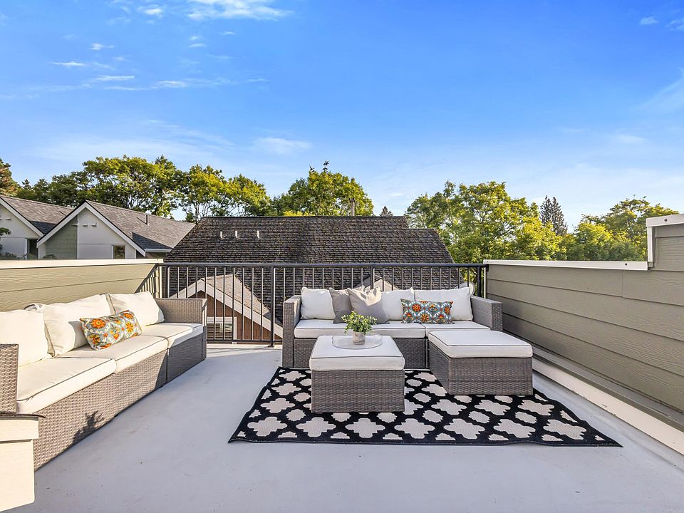 Beautiful rooftop deck, a private oasis in the middle of it all