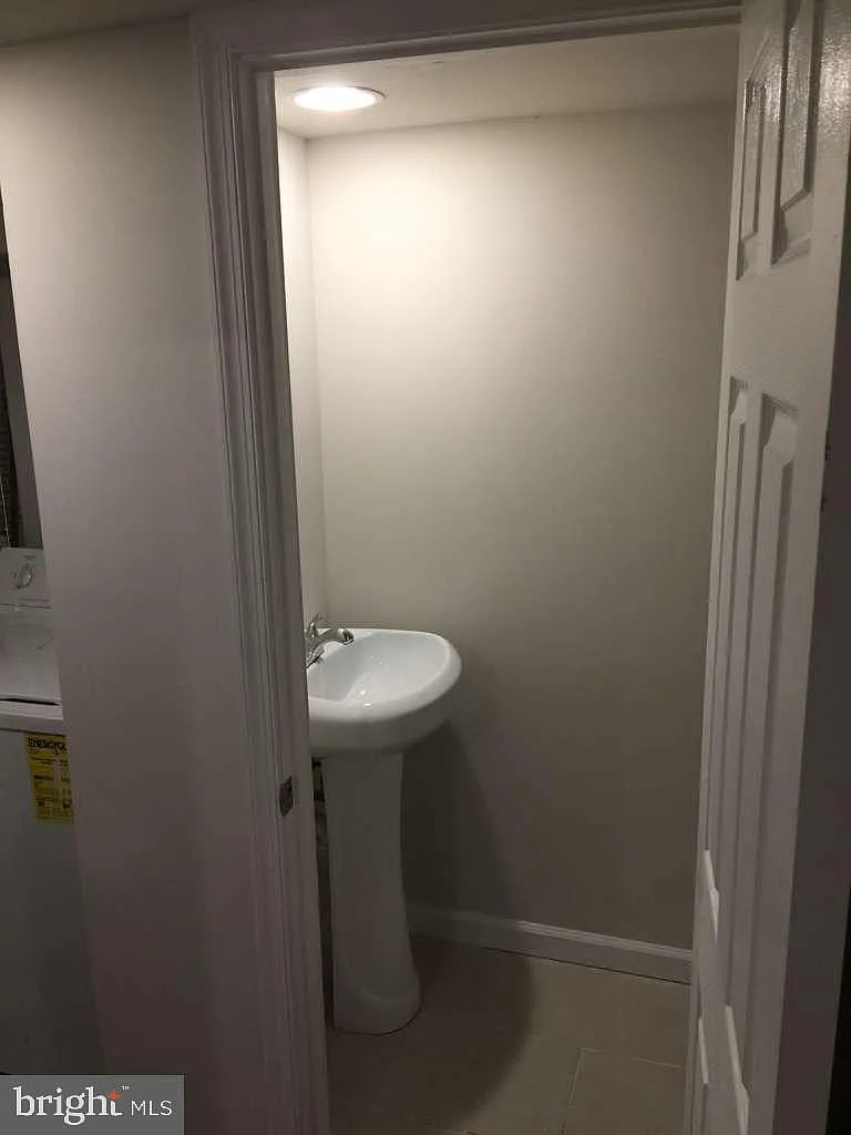 5 bed, 2.0 bath, 1200 sqft, $7,000 — Photo 3