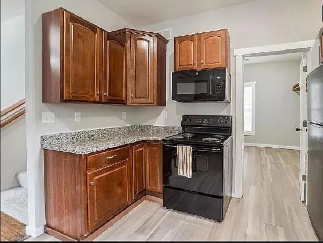 305 S Green St — Photo 8