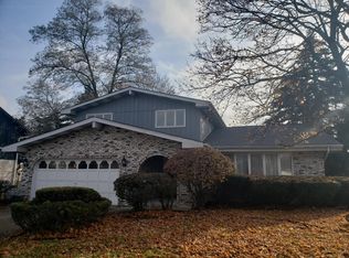 16W707 90th St, Willowbrook, IL 60527