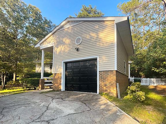 Detached 1 car garage- great for storage